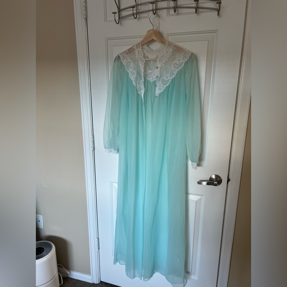 Lovely Vintage Miss Elaine Baby Blue Robe/Peignoir